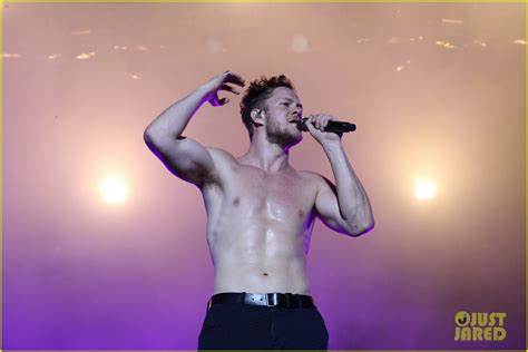 Dan Reynolds Shows Off Body Transformation With Shirtless。